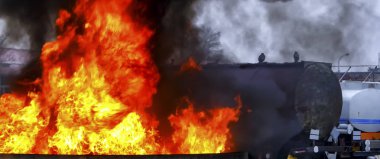 Kısıtlama tank sanayi endüstriyel açık yerde toplamak felaket kaza felaket gaz benzin yakıt özü benzin patlama ateş. Güvenlik güvenliği risk iş kavramı