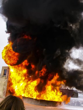 Kısıtlama tank sanayi endüstriyel açık yerde toplamak felaket kaza felaket gaz benzin yakıt özü benzin patlama ateş. İtfaiye söndürme. Kavram güvenlik güvenliği risk iş