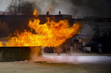 Kısıtlama tank sanayi endüstriyel açık yerde toplamak felaket kaza felaket gaz benzin yakıt özü benzin patlama ateş. İtfaiye söndürme. Kavram güvenlik güvenliği risk iş