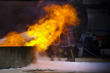 Kısıtlama tank sanayi endüstriyel açık yerde toplamak felaket kaza felaket gaz benzin yakıt özü benzin patlama ateş. İtfaiye söndürme. Kavram güvenlik güvenliği risk iş
