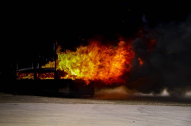 Kısıtlama tank sanayi endüstriyel açık yerde toplamak felaket kaza felaket gaz benzin yakıt özü benzin patlama ateş. İtfaiye söndürme. Kavram güvenlik güvenliği risk iş