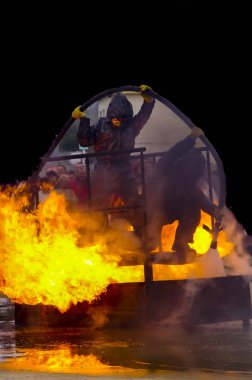 Kısıtlama tank sanayi endüstriyel açık yerde toplamak felaket kaza felaket gaz benzin yakıt özü benzin patlama ateş. İtfaiye söndürme. Kavram güvenlik güvenliği risk iş