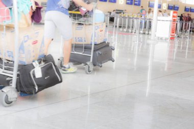 Odak dışı bulanık hareket bulanıklığı. Adam seyahat seyahat valizi Bagaj Havaalanı terminal geçit tatil iş seyahati için yürüyüş ile.