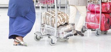 Kadın seyahat seyahat valizi Bagaj Havaalanı terminal binası geçit tatil iş kavramı tatil seyahat için yürüyüş ile.