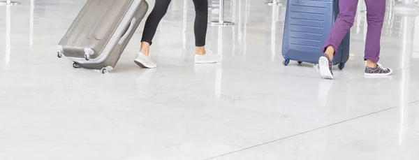 Mujer Viajero Con Maleta Viaje Equipaje Caminando Terminal Del Aeropuerto —  Fotos de Stock