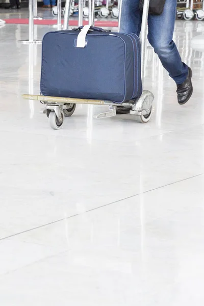 休暇ビジネス概念の休暇旅行のための空港ターミナル ホール通路歩く旅行スーツケースの荷物を男性や女性の旅行者 — ストック写真