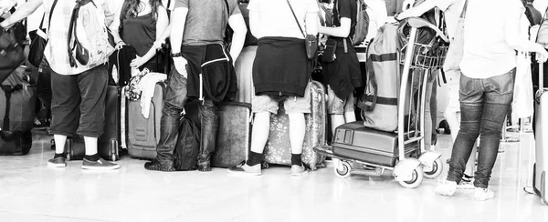 Kvinna Resenären Med Resor Resväska Bagage Promenader Flygplats Terminal Hall — Stockfoto
