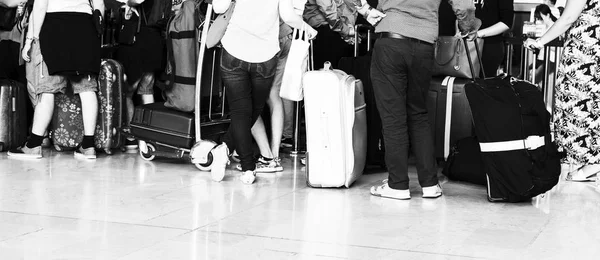 Wanita Pelancong Dengan Koper Perjalanan Berjalan Terminal Bandara Hall Walkway — Stok Foto