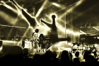 Yumuşak hareket bulanıklığı bulanık yaratıcılık filtre rock grubu vokalist şarkıcı sahne müzik performans. Gitarist bas gitar bateri saksofon. Sahne ışığı. Zorlu ışık koşullarında otantik çekim whith yüksek ISO