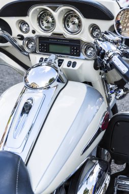 Evreux, Fransa - 16 Eylül 2018. Yeni parlak motosiklet motosiklet kırpılmış görüntü. Motorcu şeyler, Harley Davidson ticari marka