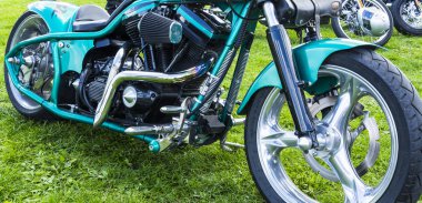 Evreux, Fransa - 16 Eylül 2018. Kırpılmış görüntü yeni parlak motosiklet motosiklet motoru. Motorcu şeyler, Harley Davidson ticari marka