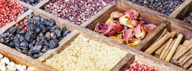 Koleksiyon çok renkli mozaik baharatlar karışım ahşap kutu organizer içinde. Dünyanın her yerinden gelen madde food yemek yemek oryantal yemek için Hint Asya. Afiş boyutu.