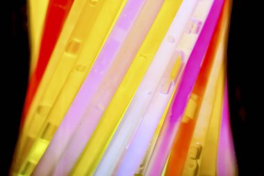 Siyah arka plan ayna yansıması ile çok renkli renkli renkli floresan Kimya ışık neon tüp çeşidi. Eğlenceli parti gece kavramı