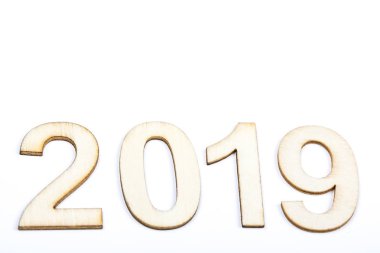 2019 yıl yakından kutlamak beyaz arka plan üzerinde ahşap sayılarla. Temiz, temiz, saflık tasarım. Kopya alanı