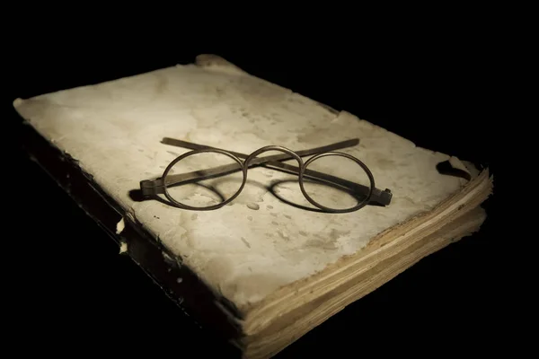 Closeup Velmi Staré Brýle Oči Glasseson Velmi Staré Zavřené Knize — Stock fotografie