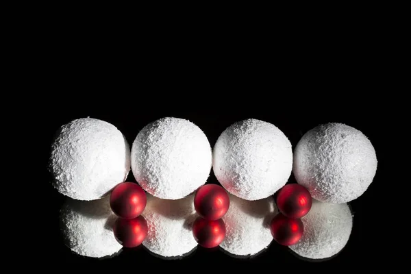 Vit Röd Jul Dekorativ Boll Ornament Spegel Framför Svart Bakgrund — Stockfoto