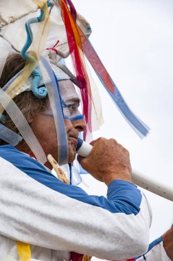 Rouen, Fransa - Temmuz yaklaşık, 2016. Kostüm karnaval erkeklerde performans toplanan iskele Armada geçit, Seine Nehri üzerinde çok eski teknelerin Uluslararası Toplantı