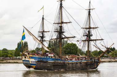 Rouen, Fransa - Temmuz yaklaşık, 2016. Rouen, tekneler galleon Armada sonu Seine Nehri üzerinde gemi. Değişik deniz ulaşım ülkelerine gidiyor. Fransa'da, Temmuz 2019 sonraki çok önemli Uluslararası Festivali