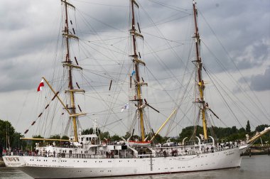 Rouen, Fransa - Temmuz yaklaşık, 2016. Rouen, tekneler galleon Armada sonu Seine Nehri üzerinde gemi. Değişik deniz ulaşım ülkelerine gidiyor. Fransa'da, Temmuz 2019 sonraki çok önemli Uluslararası Festivali