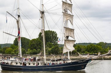 Rouen, Fransa - Temmuz yaklaşık, 2016. Rouen, tekneler galleon Armada sonu Seine Nehri üzerinde gemi. Değişik deniz ulaşım ülkelerine gidiyor. Fransa'da, Temmuz 2019 sonraki çok önemli Uluslararası Festivali