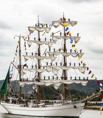 Rouen, Fransa - Temmuz yaklaşık, 2016. Rouen, tekneler galleon Armada sonu Seine Nehri üzerinde gemi. Değişik deniz ulaşım ülkelerine gidiyor. Erkek kadın tekne yelken üzerinde donuk ayakta. Frangı çok önemli Uluslararası Festivali