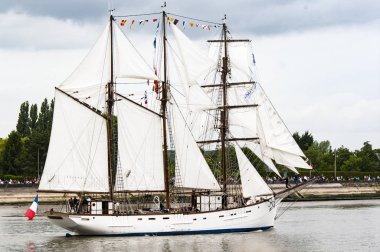 Rouen, Fransa - Temmuz yaklaşık, 2016. Rouen, tekneler galleon Armada sonu Seine Nehri üzerinde gemi. Değişik deniz ulaşım ülkelerine gidiyor. Fransa'da, Temmuz 2019 sonraki çok önemli Uluslararası Festivali