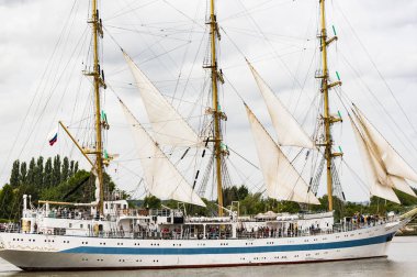 Rouen, Fransa - Temmuz yaklaşık, 2016. Rouen, tekneler galleon Armada sonu Seine Nehri üzerinde gemi. Değişik deniz ulaşım ülkelerine gidiyor. Fransa'da, Temmuz 2019 sonraki çok önemli Uluslararası Festivali