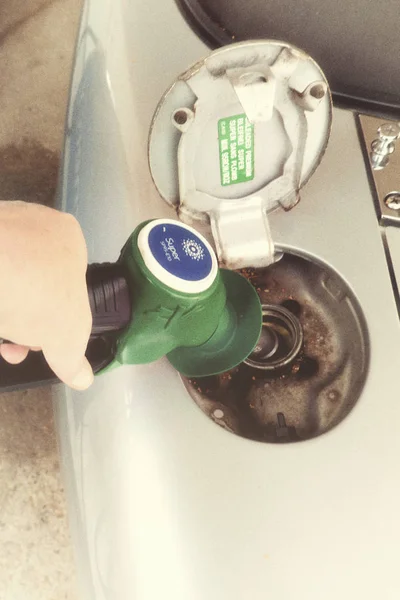 Kézi Utántöltésével Autó Üzemanyag Benzinkút Olaj Benzin Energia Közelről Szabadtéri — Stock Fotó