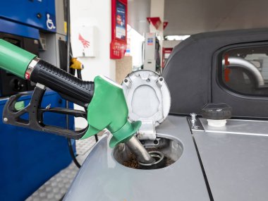 Yakıt ile dolum araba benzin istasyonunda pompa. Petrol petrol enerjisi. Açık kapatın. Sabah hafif yaz sesi. Kavramı finans enflasyon fiyatları