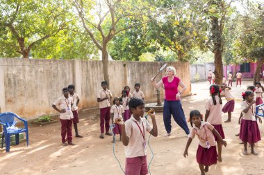Puduchery, Hindistan - Mart Circa, 2018: tanımlanamayan Fransız Avrupa okul erkek ve kız ile oyun badminton oynamaya gülümseyen, mutlu, heyecanlı, komik. Çok ırklı ve sadaka sivil toplum kavramı