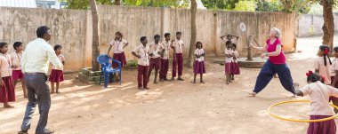 Puduchery, Hindistan - Mart Circa, 2018: tanımlanamayan Fransız Avrupa Direktörü okul erkek ve kız ile ile oyun badminton oynamaya gülümseyen, mutlu, heyecanlı, komik. Çok ırklı ve sadaka sivil toplum kavramı. Panoramik afiş