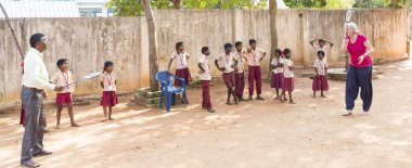 Puduchery, Hindistan - Mart Circa, 2018: tanımlanamayan Fransız Avrupa Direktörü okul erkek ve kız ile ile oyun badminton oynamaya gülümseyen, mutlu, heyecanlı, komik. Çok ırklı ve sadaka sivil toplum kavramı. Panoramik afiş