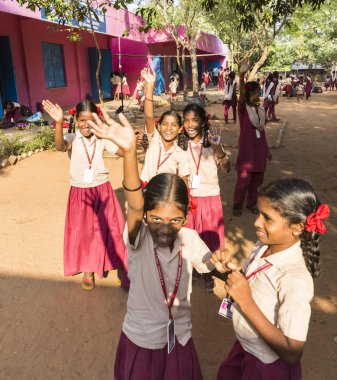 Puduchery, Hindistan - Mart Circa, 2018: Kimliği belirsiz erkek ve kız çocuk okul bahçesi açık kamera karşı karşıya. Gülümseyen, mutlu, heyecanlı, komik, heyecanlı gurur yüzler. Duygu ve duygu.