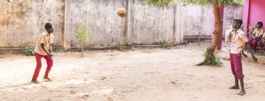 Puduchery, Hindistan - Mart Circa, 2018: Kimliği belirsiz erkek ve kız okul bahçesi açık yeni voleybolu top ile oynuyor. Gülümseyen, mutlu, heyecanlı, komik, heyecanlı gurur yüzler. Duygu ve duygu. Panoramik, afiş