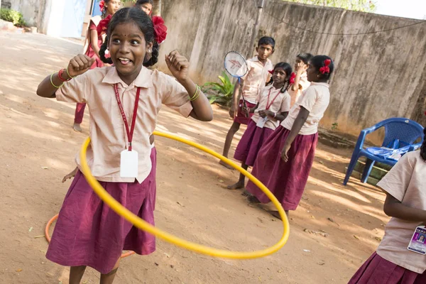 Puduchery, Hindistan - Mart Circa, 2018: Kimliği belirsiz erkek ve kız okulda yeni oyunlar hula hoop Bahçesi açık içinde oynamaya. Gülümseyen, mutlu, heyecanlı, komik, heyecanlı gurur yüzler. Duygu ve duygu