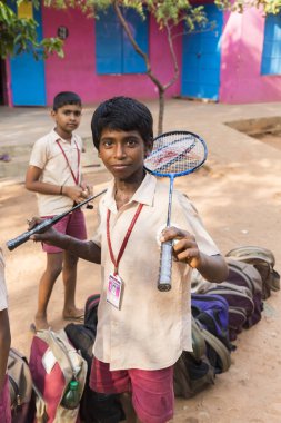 Puduchery, Hindistan - Mart Circa, 2018: Tanımlanamayan çocuklar gençler okul bahçesi açık badminton oyunu ile kamera karşı karşıya. Gülümseyen, mutlu, heyecanlı, komik, heyecanlı gurur yüz. Duygu ve duygu.