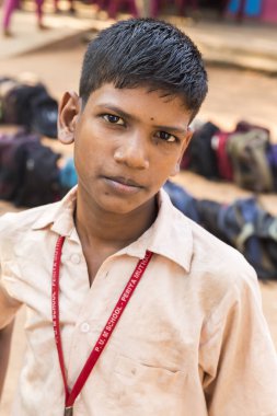 Puduchery, Hindistan - Mart Circa, 2018: Kimliği belirsiz erkek genç portre okul bahçesi açık kamera karşı karşıya. Gülümseyen, mutlu, heyecanlı, utangaç, çekingen, gurur yüz. Duygu ve duygu.