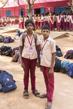 Puduchery, Hindistan - Mart Circa, 2018: Kimliği belirsiz erkek genç portre okul bahçesi açık, sırt çantası kamera karşı karşıya. Utangaç, çekingen, gurur yüz. Duygu ve duygu.