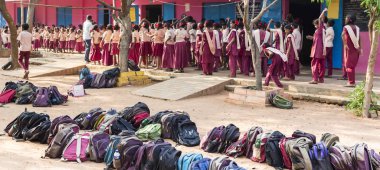 Puduchery, Hindistan - Mart Circa, 2018: Kimliği belirsiz erkek kızlar Genç Bahçesi açık, çanta okul satır ilk uçağa ve arkadaki çocuk okulda. Panoramik afiş boyutu