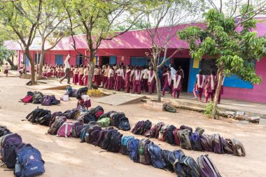 Puduchery, Hindistan - Mart Circa, 2018: Kimliği belirsiz erkek kızlar Genç Bahçesi açık, çanta okul satır ilk uçağa ve arkadaki çocuk okulda.
