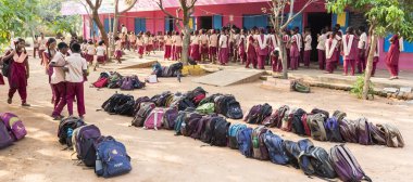 Puduchery, Hindistan - Mart Circa, 2018: Kimliği belirsiz erkek kızlar Genç Bahçesi açık, çanta okul satır ilk uçağa ve arkadaki çocuk okulda. Panoramik afiş boyutu