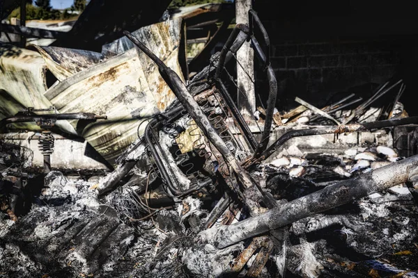 Uszkodzony Spalonego Samochodu Metalowe Podpalenie Ogień Spalony Gruz Intensywne Płonący — Zdjęcie stockowe