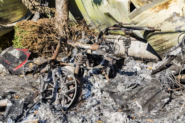 Coche Quemado Dañado Metálico Después Incendio Provocado Con Escombros Quemados — Foto de Stock