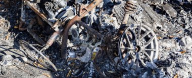 sonra yoğun yanan ateş Afet sigortası için soruşturma için bekleyen kalıntıları ile yanık enkaz kundaklama kovduktan sonra yanmış araba metalik zarar görmüş. Panorama panoramik afiş