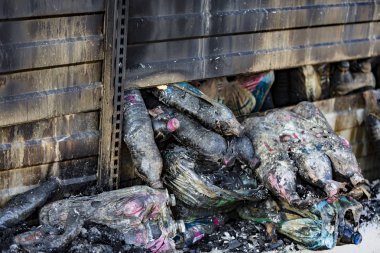 Hasarlı süpermarket cam plastik şişelerini kundaklama olayından sonra yoğun yangın felaketinin ardından yanan siyah molozlarla kapatıyoruz. Sigorta araştırması için bekleyen harabeler. Doymuş karşıtlık etkisi dramatik atmosfer