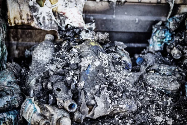 Hasarlı süpermarket cam plastik şişelerini kundaklama olayından sonra yoğun yangın felaketinin ardından yanan siyah molozlarla kapatıyoruz. Sigorta araştırması için bekleyen harabeler. Doymuş karşıtlık etkisi dramatik atmosfer
