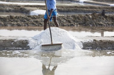 Yaklaşık, Pondichery, Puducherry, Tamil Nadu, Hindistan - 2018 Mart. Yakın çekim kimliği belirsiz işçi alacak, büyük tuz alanları, işçilik, organik tarım, çok zor iş tuz toplama