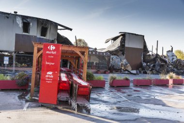 Duclair, Fransa - Ekim Circa, 2018: Carrefour piyasası hasar süpermarket kundaklama ateş bükülmüş metal yapı soruşturma sigorta için yoğun yanan bekleyen sonra yanık enkaz ile sonra