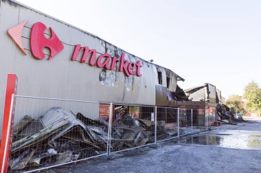 Duclair, Fransa - Ekim Circa, 2018: Carrefour piyasası hasar süpermarket kundaklama ateş bükülmüş metal yapı soruşturma sigorta için yoğun yanan bekleyen sonra yanık enkaz ile sonra
