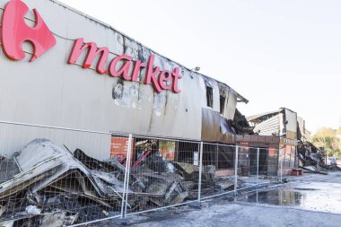 Duclair, Fransa - Ekim Circa, 2018: Carrefour piyasası hasar süpermarket kundaklama ateş yoğun kapı koruma ile yanan sonra bükülmüş metal yapı yanık enkaz ile sonra